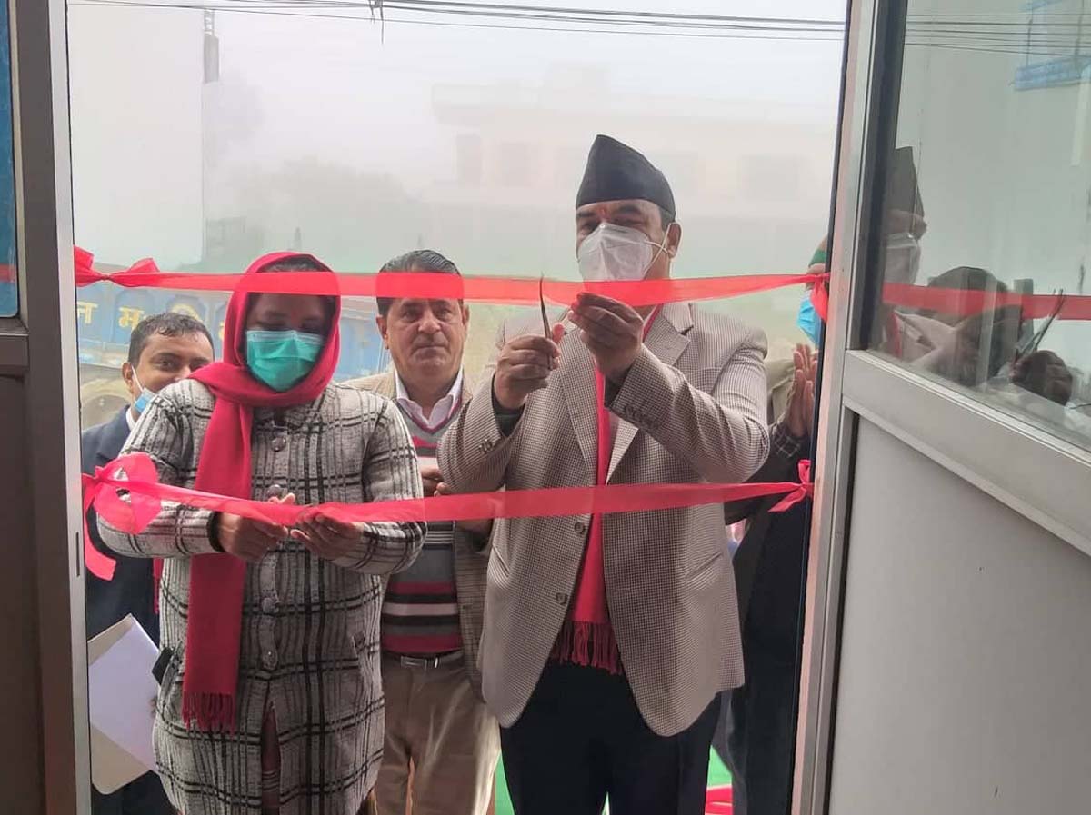 स्वास्थ्य संस्था उद्घाटन गर्दै नगर प्रमुख र उपप्रमुख ।